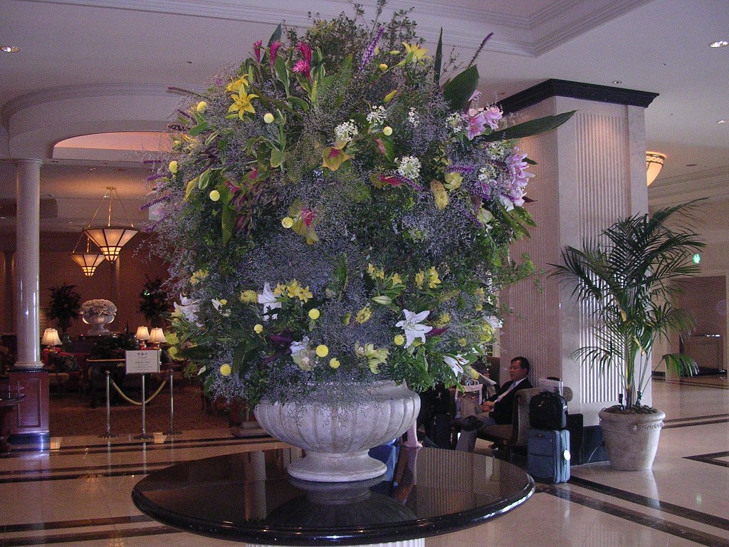 Fiori nella hall dell'hotel Marriott Associa